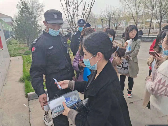 山西长治交警二大队:暖心!考场外的这一幕,温暖了所有人…