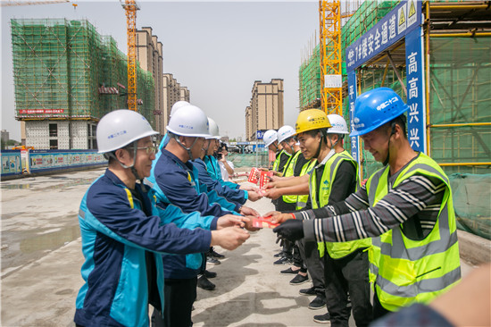5.办实事——与协力队伍人员及当地居民结对帮扶,并发放志愿服务卡.jpg
