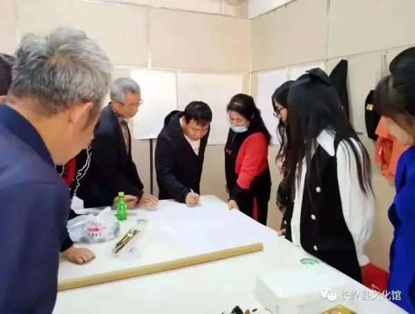 公主岭农民画家协会柴会长为“长岭第六届农民画培训班”现场教学