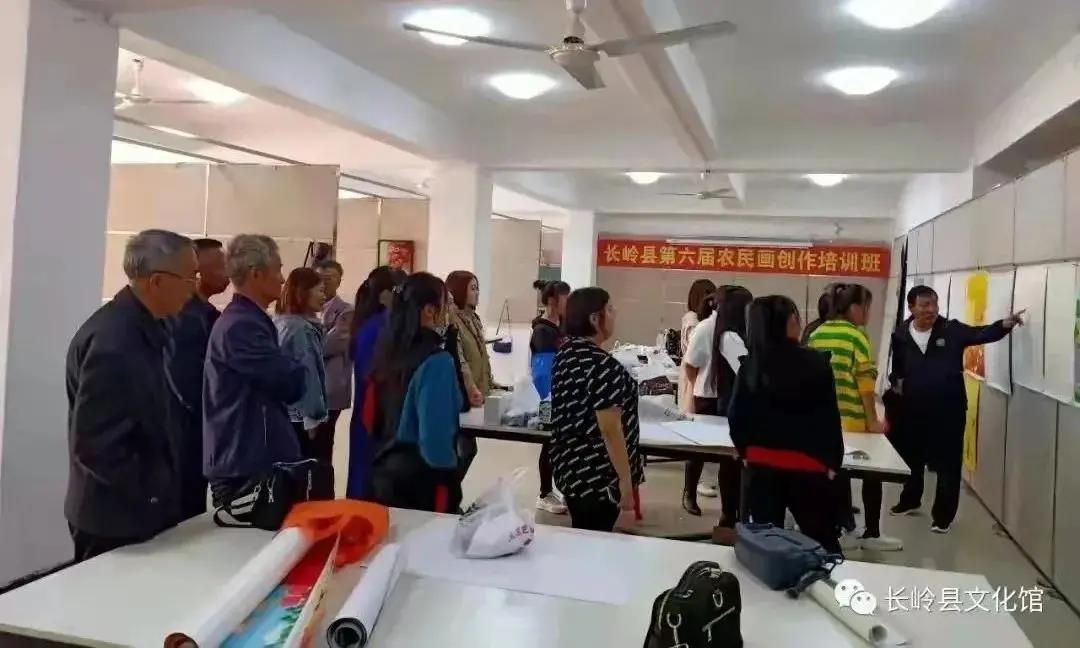 公主岭农民画家协会柴会长为“长岭第六届农民画培训班”现场教学