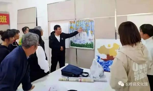 公主岭农民画家协会柴会长为“长岭第六届农民画培训班”现场教学