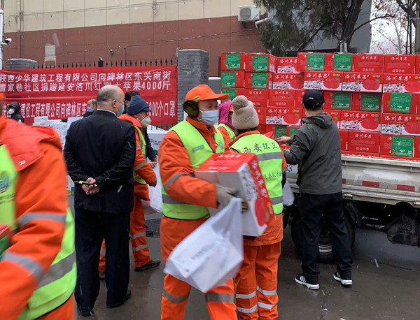 政协委员少华集团董事长高海军等爱心人士向社区困难人员献爱心