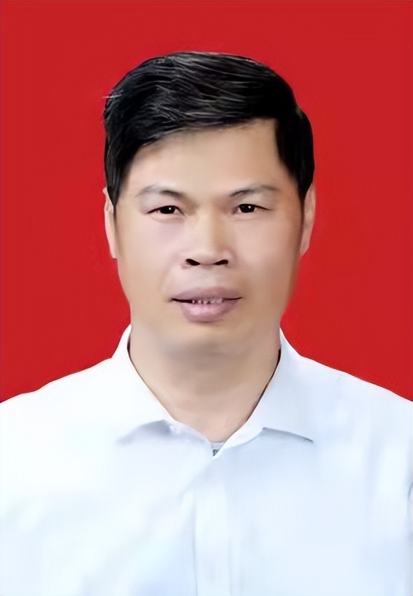 郑慕龙作品:晚春四月的江南城市(外一首)