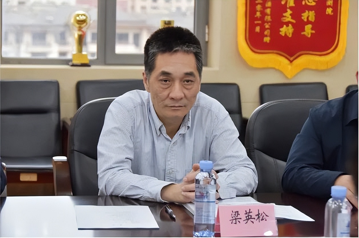 辽宁省人大常委会研究室副主任梁英松一行到中心调研指导工作