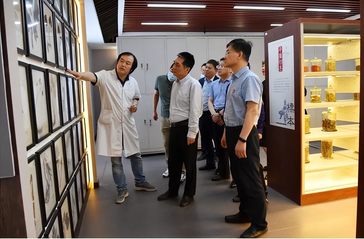 辽宁省人大常委会研究室副主任梁英松一行到中心调研指导工作