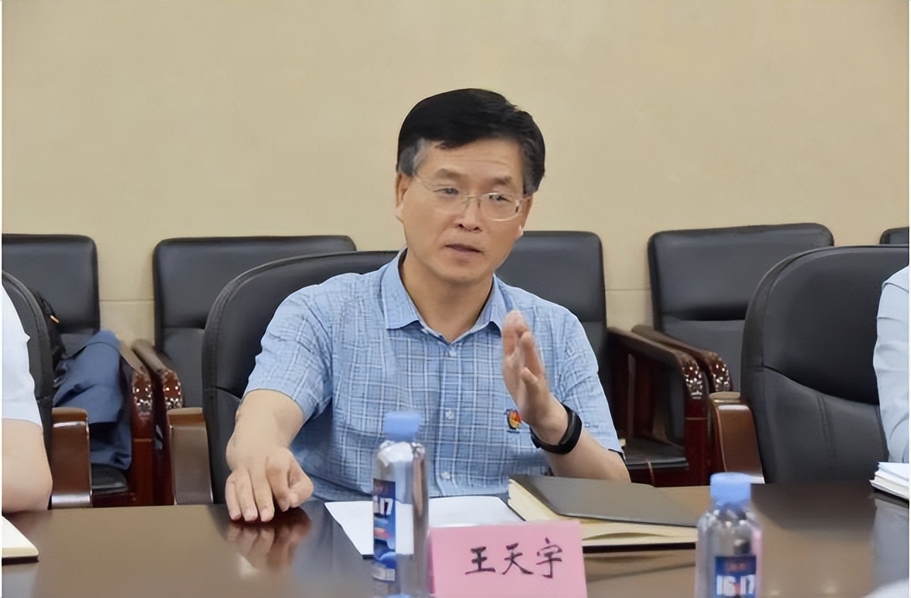 辽宁省人大常委会研究室副主任梁英松一行到中心调研指导工作