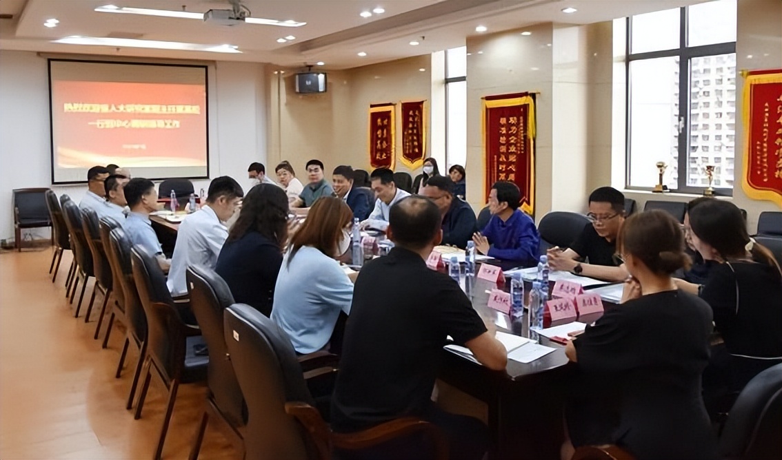 辽宁省人大常委会研究室副主任梁英松一行到中心调研指导工作